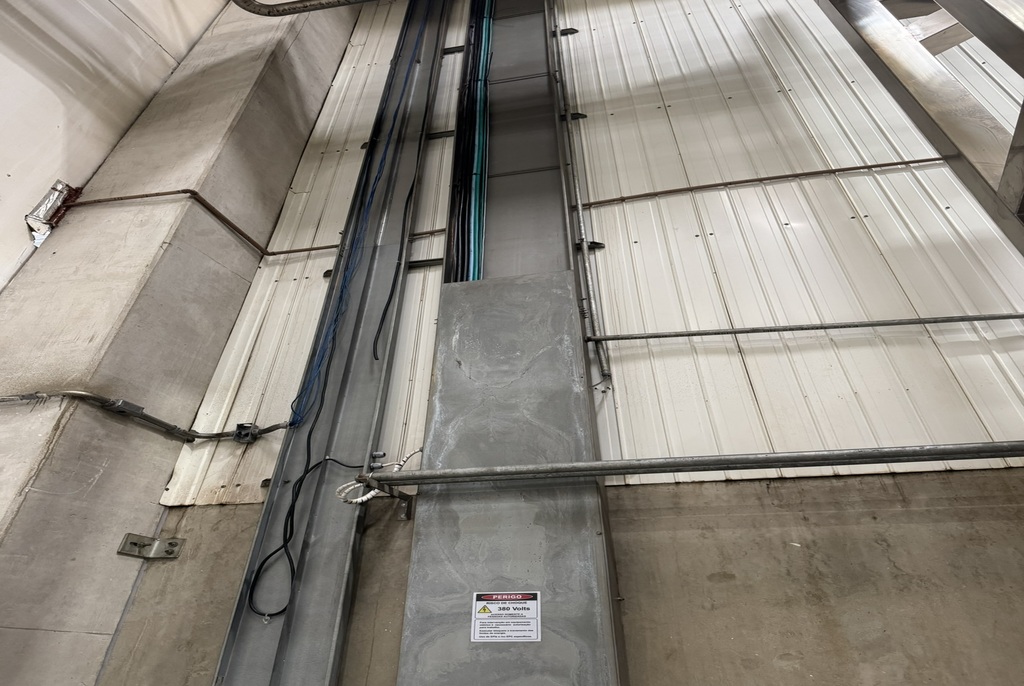 Infraestrutura elétrica (bandejamento e tubulação), lançamento de cabo (11)